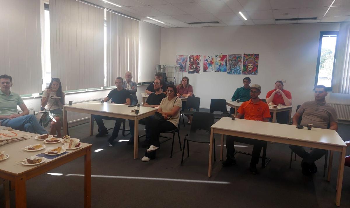 Alle aanwezigen zitten in de zaal en luisteren naar de presentatie