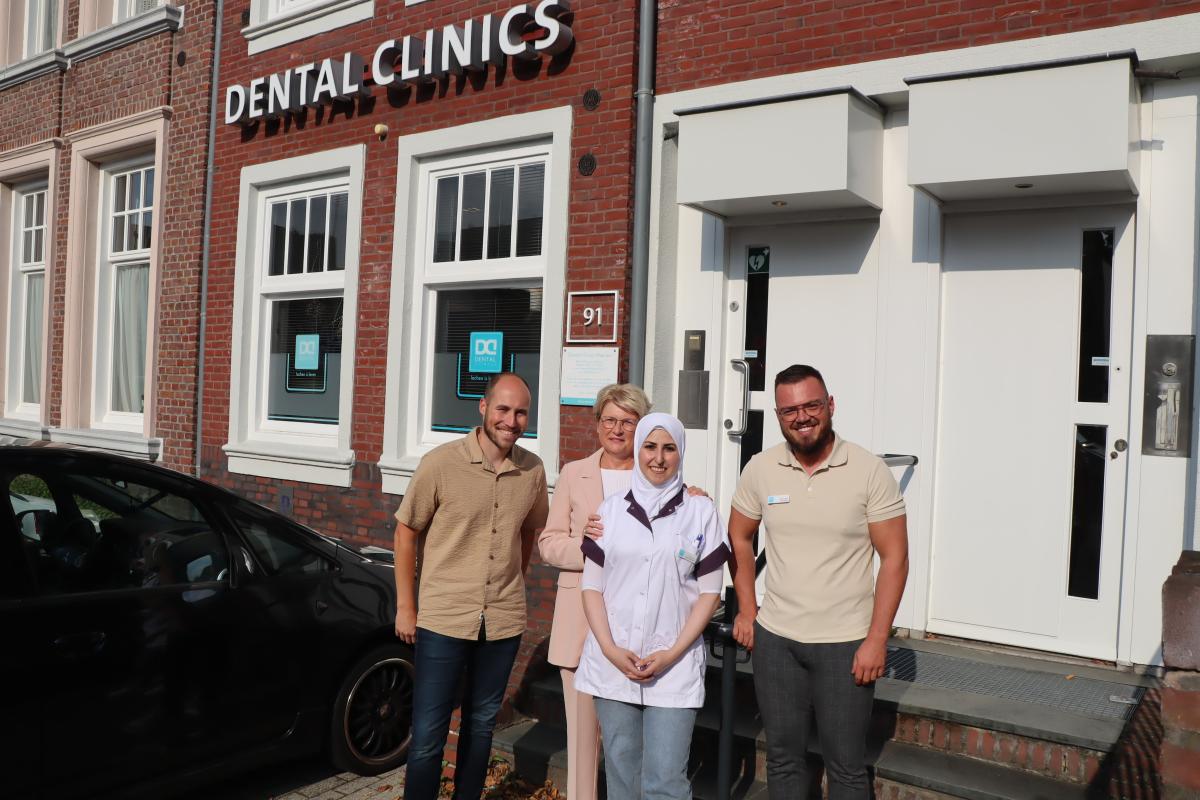 Asmaa met begeleiders bij Dental Clinics
