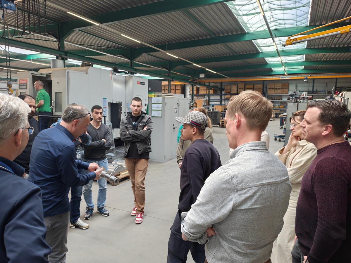 Kandidaten van de techniek X-perience nemen kijkje op werkvloer van Steinbusch