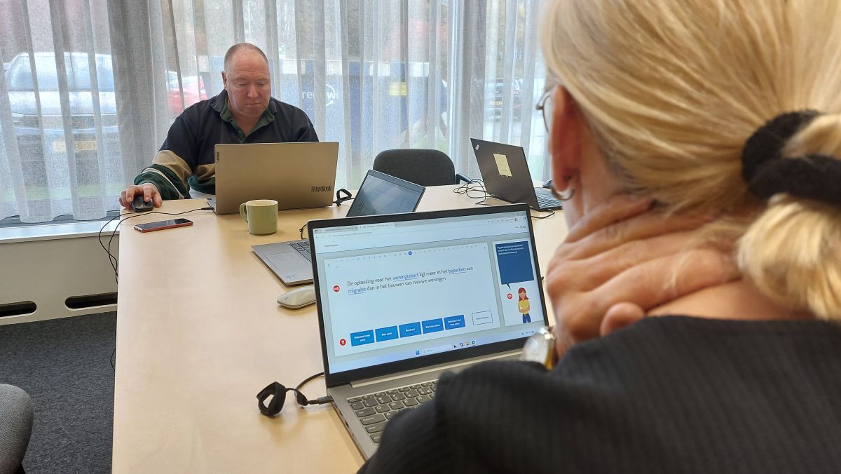 Sw-medewerkers tijdens bijeenkomst O&O