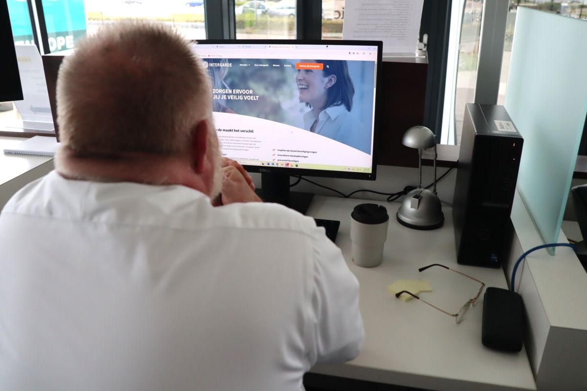Jules op zijn werkplek bij Intergarde