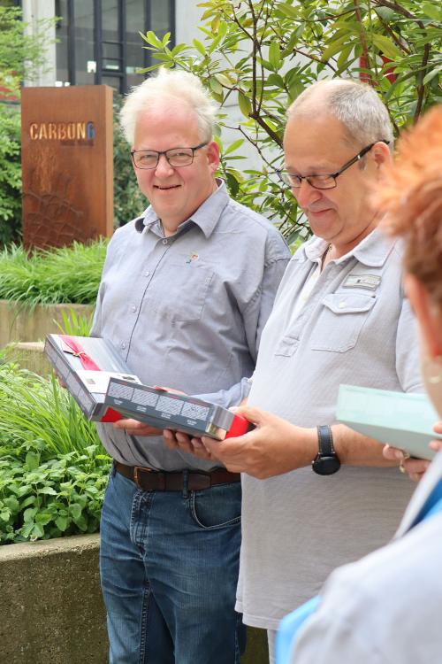 Closeup van Hans en Maurice met cadeau