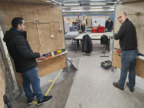 Twee mannen met een elektrische installatie