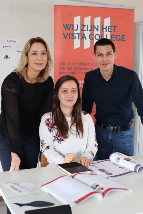 Manja Reijnders, Arlinda en Nighel Smith op de werkplek van Arlinda bij VISTA College
