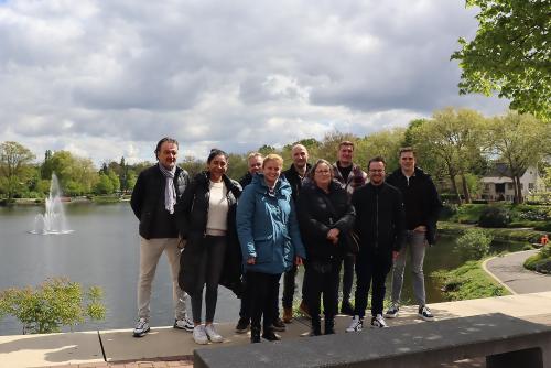 Bezoek Ergon en Weener XL poseert voor vijver