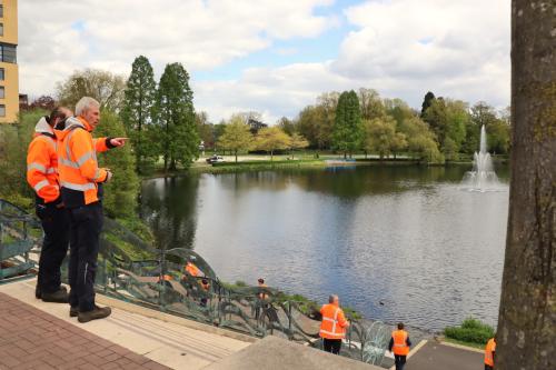 Groep werkt bij het vijverpark