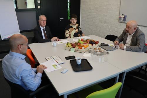 Bjorn en Fred met inkoop en HR in overleg over het fruit