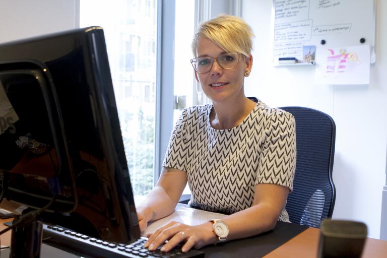 Ramona aan haar bureau