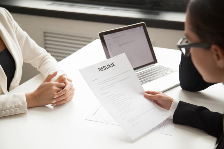 Decoratief: iemand met CV in handen