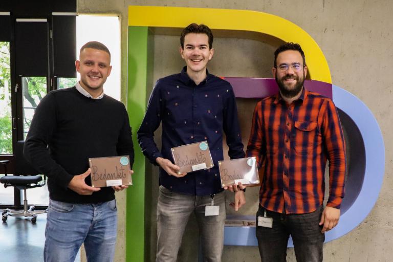 Lars, Bas en Sjorsj van Salesteam WSP met chocolade bedankt tableau