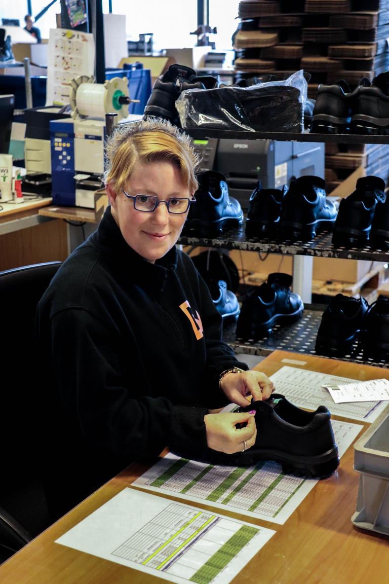 Medewerkster aan het veteren op de werkplek