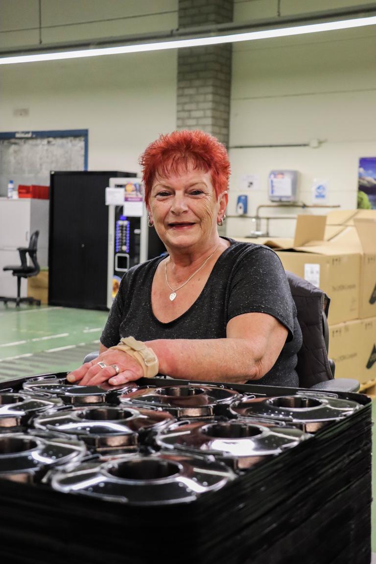 Medewerkster Frida met grote doos klossen