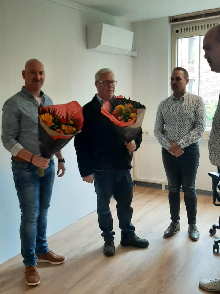 Raymond en Marcel krijgen boeket bloemen van jobcoach Miguel