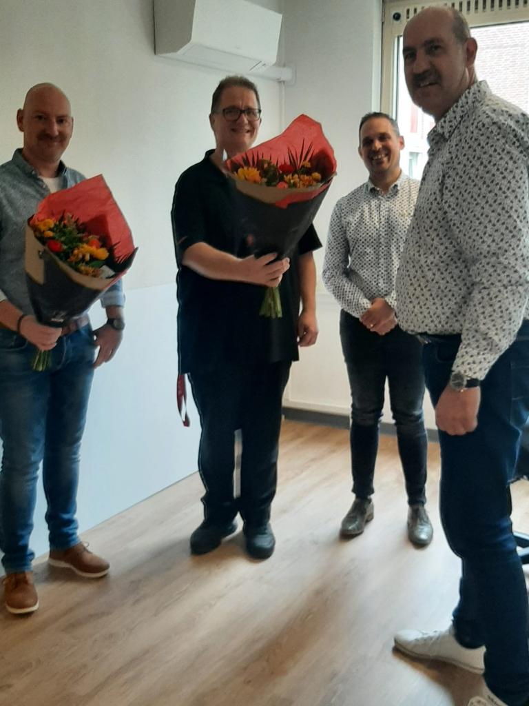 Raymond en Marcel zijn blij verrast met boeket bloemen van jobcoach Miguel