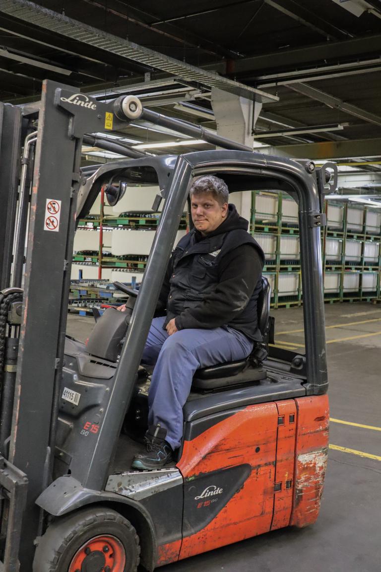Ruben poseert op heftruck