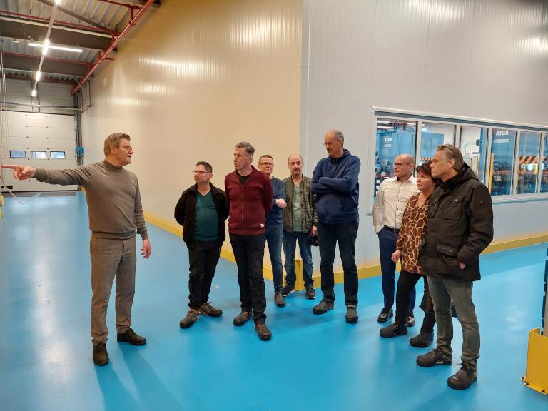 Directeur Simrax geeft uitleg aan 20 WSP medewerkers op werkvloer