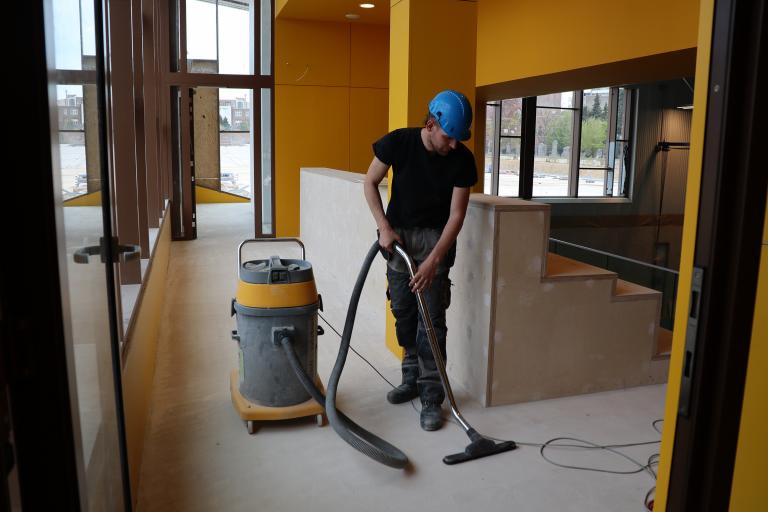 Bjorn stofzuigt in het sportcomplex