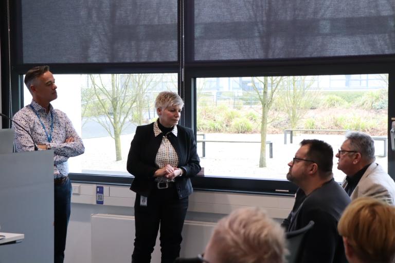 Social coach meriam weiss in gesprek met de wethouders