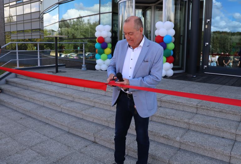 Gert-Jan van Westerveld knipt lintje door