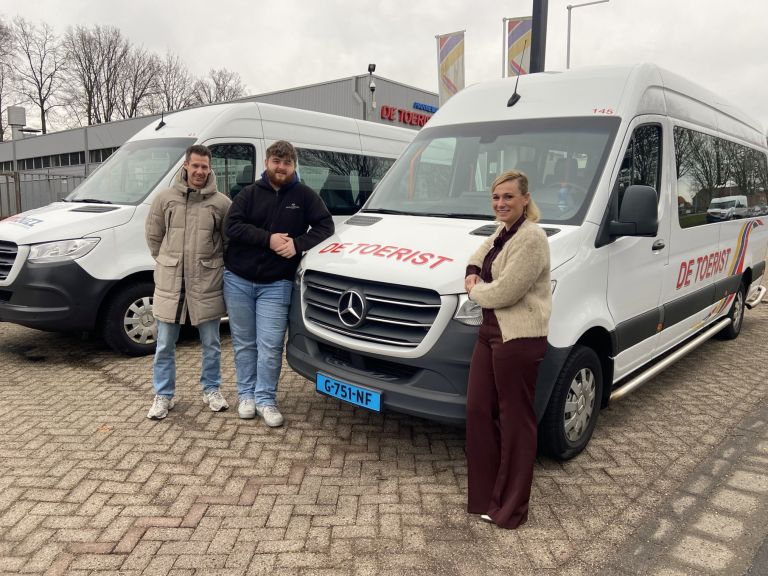 Davey, Skender en Robin bij een busje van Hanneman de Toerist
